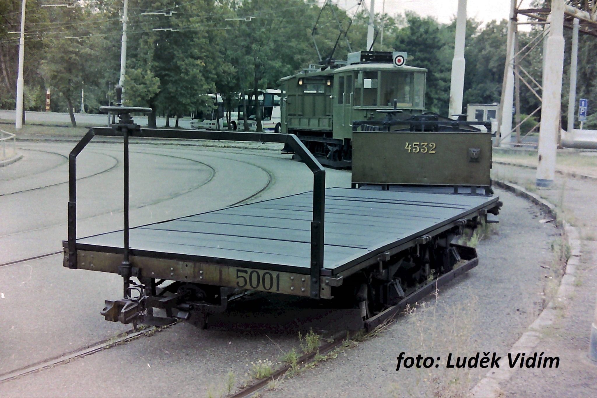 V podstatě nejstarší elektrickým vlekem v muzeu je nákladní vůz 5001. K vozu existovaly ještě dřevěné odnímatelné bočnice. Vůz z roku 1898 byl vyfocen ve smyčce Špejchar.