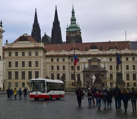 Jízda muzejním midibusem Ikarus E91 k výročí 115 let provozu autobusů v Praze